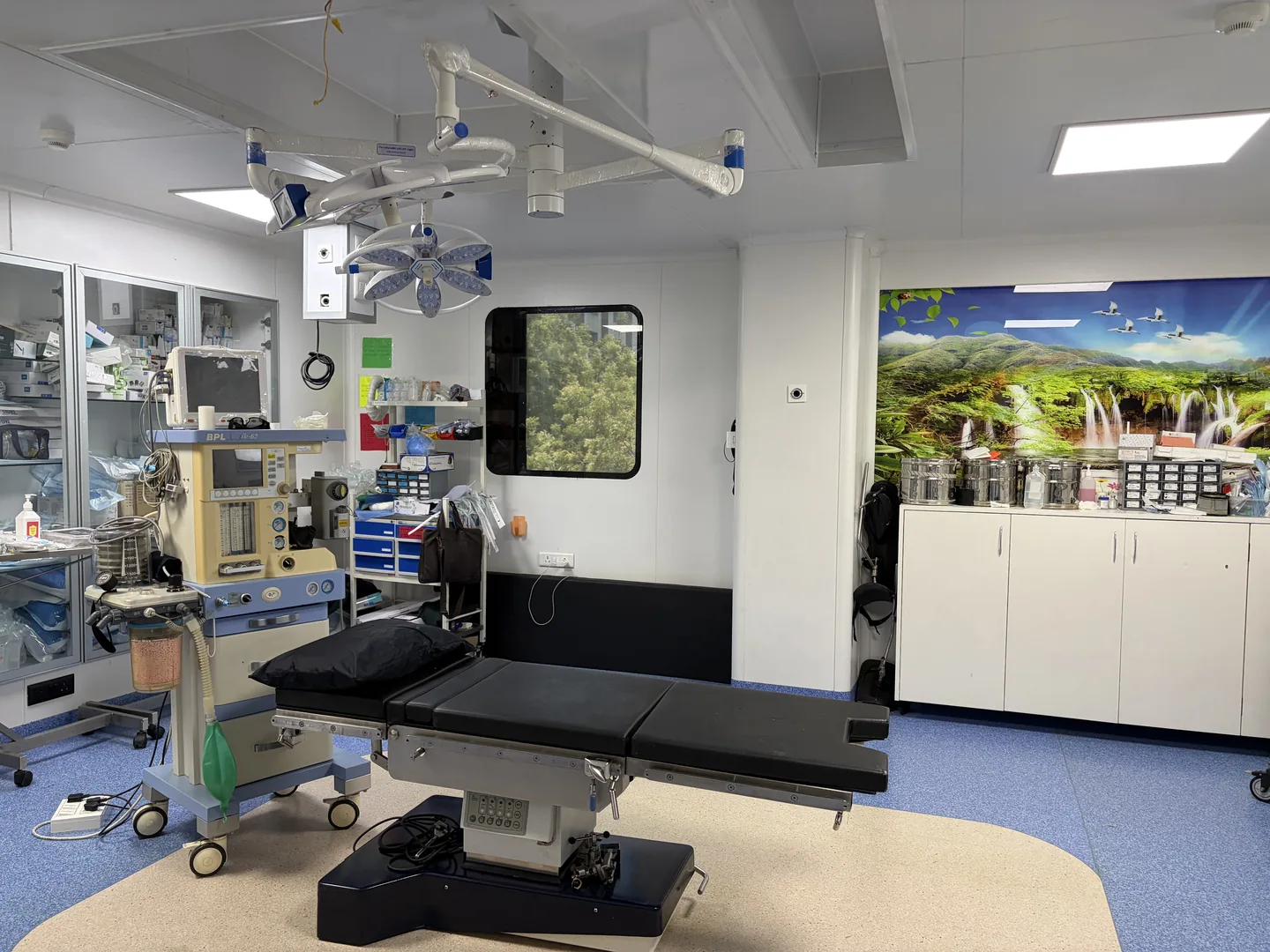 Modular operation theatre at GastroPlus with anaesthesia workstation, patient monitors, ceiling pendant and instrument cabinets